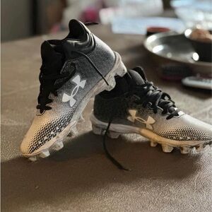 Boys 5Y Under Armour football cleats